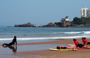 Surfskolan v�rmer upp innan det �r dags att bli bl�t. Plage Cote des Basques.