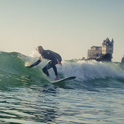 Vi surfar i Biarritz – där vågorna alltid är bäst.